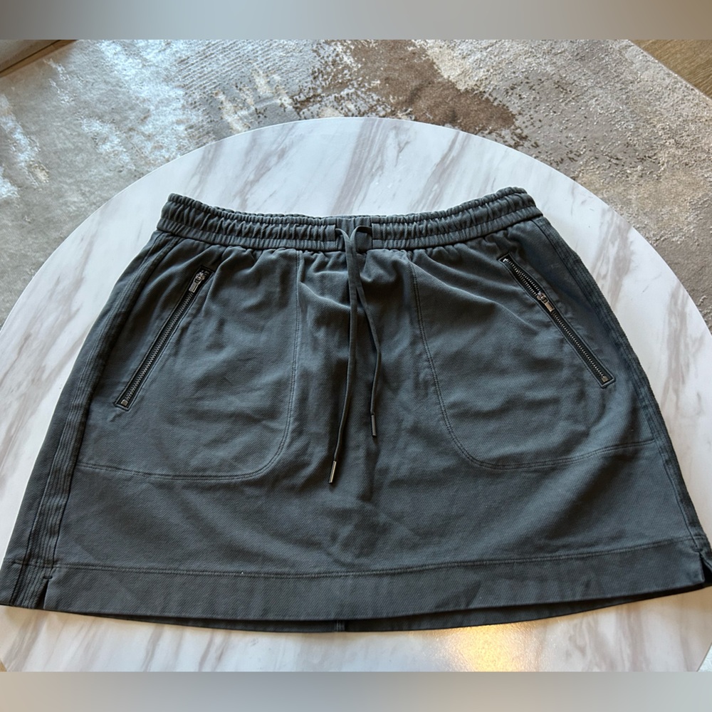 Athleta Charcoal Gray Elastic Waist Skirt Sz 8